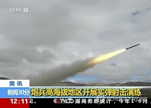 (베이징 AP=연합뉴스) 중국이 인도와 국경을 맞대고 있는 티베트 지역에서 로켓 발사 훈련을 하고 있는 모습으로 4일(현지시간) 중국 CCTV가 공개했다.