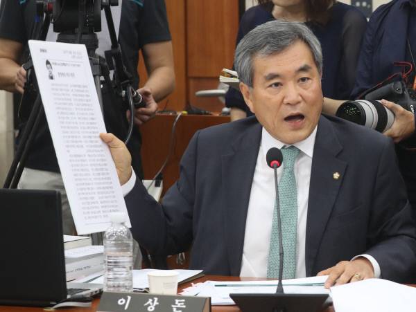 국민의당 이상돈 의원이 7월3일 오전 국회에서 열린 김은경 환경부 장관 후보자 인사청문회에서 질문하고 있다. /연합뉴스