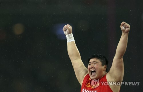 (런던 AP=연합뉴스) 궁리자오(중국)가 10일(한국시간) 영국 런던 올림픽 스타디움에서 열린 여자 투포환 결승에서 우승을 확정한 뒤 포효하고 있다.