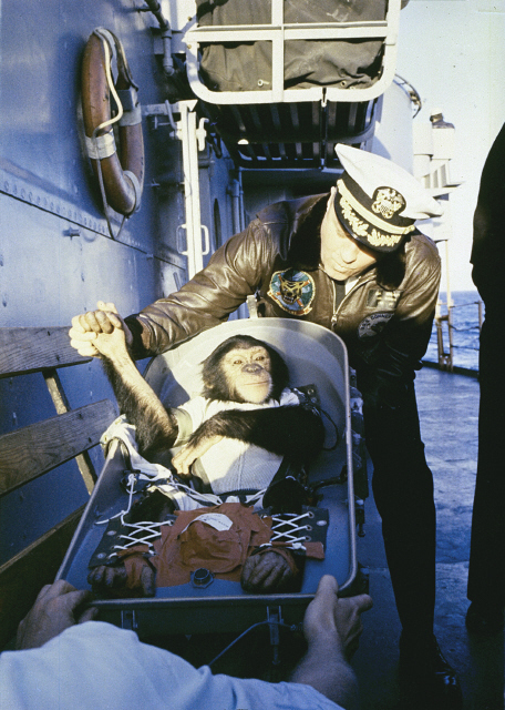 1961년 우주여행을 마친 침팬지 ‘햄’이 수거된 우주선에서 발견돼 미국 배에 오른 모습. 미국 항공우주국 제공