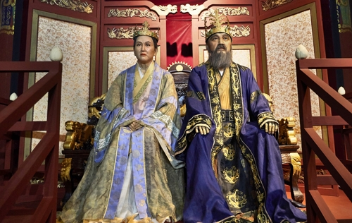김해가야테마파크에 전시된 수로왕(사진 오른쪽)과 수로왕비를 묘사한 인형 [사진/임귀주 기자]
