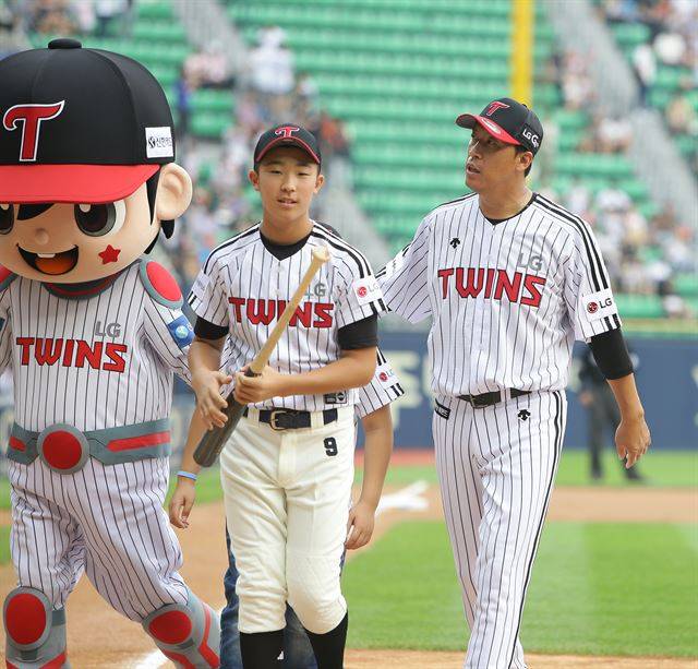 이병규의 은퇴식 때 시타를 한 이병규의 아들 이승민. LG 제공