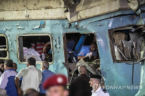 (카이로 AFP=연합뉴스) 이집트 북부 알렉산드리아 인근의 열차 추돌사고 현장에서 11일(현지시간) 응급 의료진이 열차 내부를 수색하고 있다. 알렉산드리아 당국은 이날 카이로에서 출발한 여객열차가 알렉산드리아 인근 코르시드 역에 정차 중이던 여객열차의 뒷부분을 들이받아 최소 43명이 사망하고 122명이 다쳤다고 밝혔다. 정확한 사고 원인은 아직 밝혀지지 않았다.    ymarshal@yna.co.kr