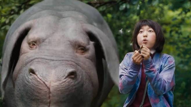 영화 '옥자' 스틸컷. 옥자(왼쪽)와 미자가 우정을 나누고 있는 모습.