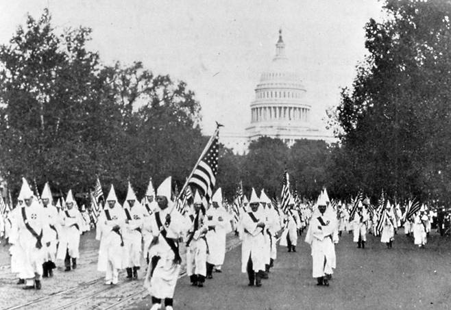1927년 워싱턴 의사당 앞을 행진하는 큐클럭스클랜(KKK) 단원들. 출처: FBI 누리집