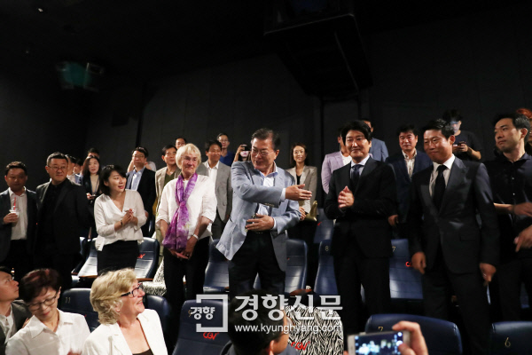 문재인 대통령이 13일 오전 용산 CGV에서 5·18민주화운동 참상을 다룬 영화 <택시운전사>를 관람하기 전 자리에 함께 한 배우들을 소개하고 있다./청와대제공