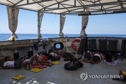 지중해 난민구조 선박에 구조된 뒤 잠을 청하고 있는 난민들 [AFP=연합뉴스]