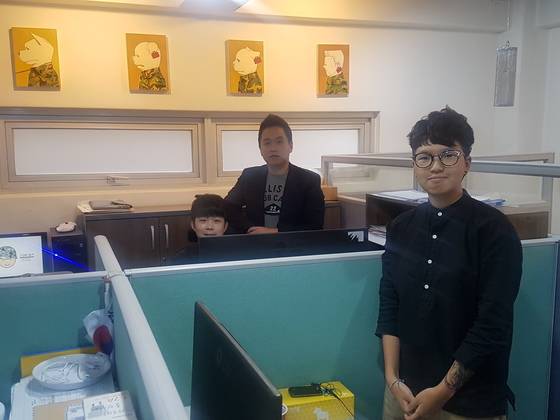 10일 서울 마포구의 군 인권센터 사무실. 왼쪽부터 김형남 간사, 임태훈 소장, 방혜린 간사. 송우영 기자