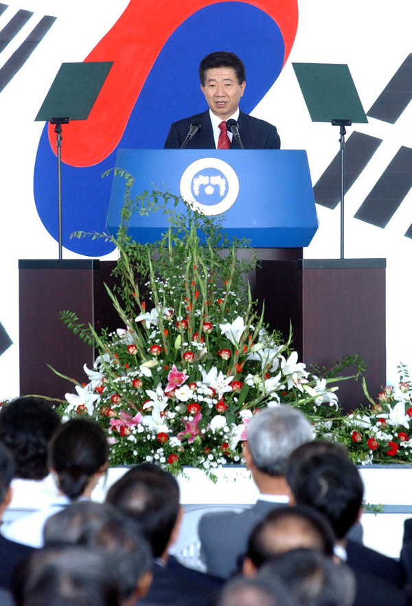 노무현 전 대통령이 2003년 8월15일 독립기념관에서 열린 8.15경축행사장에서 경축사를 하고 있다. 청와대사진기자단
