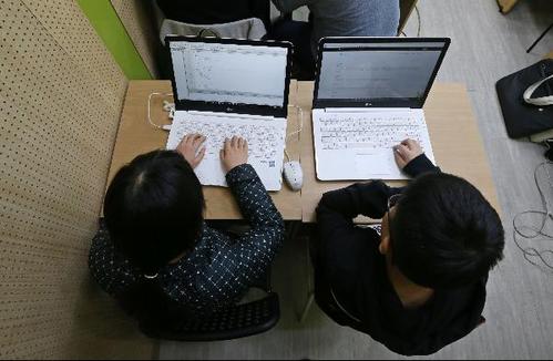 서울 강남구에 위치한 한 컴퓨터 프로그래밍 학원에서 학생들이 코딩 교육을 받고 있다. / 조선일보 DB