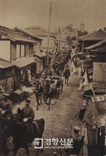 데라우치 총독의 부임장면. 조선을 영원한 일본의 속국으로 여긴 데라우치는 조선 땅에 있는 문화재를 일본 본토로 반출하지 못하도록 일정한 역할을 했다. 자신이 조선총독으로 있는한 한반도 밖으로 반출되는 모습을 보이기 싫었던 것 같다.