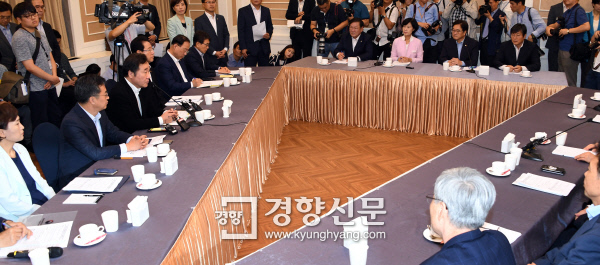 이낙연 국무총리(왼쪽줄에서 세번째)가 16일 국회에서 열린 고위 당·정·청 회의에서 인사말을 하고 있다. 권호욱 선임기자 biggun@kyunghyang.com