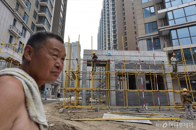 15일 중국 베이징의 한 건설공사 현장에서 노동자들이 일을 하고 있다. 이날 국제통화기금(IMF)은 중국의 과도한 부채에 대해 경고했다. /AFPBBNews=뉴스1