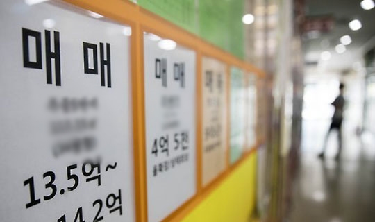 서울의 한 공인중개업소에 걸린 아파트 매매 물건.(자료사진)ⓒ연합뉴스