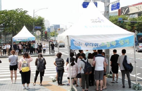 폭염 그늘막을 전국에서 처음 도입한 서울 동작구의 그늘막. 사진 동작구청］