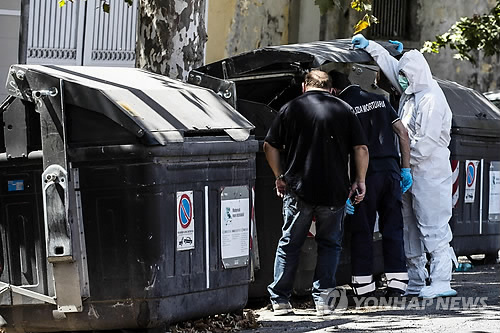 (로마 EPA=연합뉴스) 이탈리아 경찰이 16일(현지시간) 로마의 부촌인 파리올리 지구에 비치된 쓰레기 수거통 안을 조사하고 있다. 경찰은 전날 이 쓰레기 수거통에서 절단된 사람의 다리가 나왔다는 신고가 들어와 수사해 본 결과 여성의 다리로 추정됐다며 주변 CCTV 등을 분석하며 용의자를 쫓고 있다고 밝혔다. 로마에서는 2011년에도 시내의 한 공터에서 다리와 머리가 잘린 여성의 시신이 유기돼 도시가 발칵 뒤집힌 적이 있다.      ymarshal@yna.co.kr