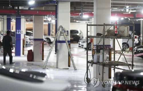 보수공사 자재 놓여 있는 아파트 주차장 (화성=연합뉴스) 홍기원 기자 = 일반 아파트보다 2∼3배 많은 7만8천여건의 하자보수가 발생한 것으로 확인된 경기도 화성시 동탄2신도시 A23 블록 한 아파트 지하주차장에 1일 오후 보수작업을 위한 자재들이 놓여 있다. 2017.8.1