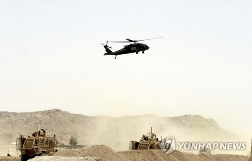 지난 2일 아프가니스탄 남부 칸다하르에서 미군 헬기가 탈레반 자폭 공격이 벌어진 현장을 날고 있다.[AP=연합뉴스 자료사진]