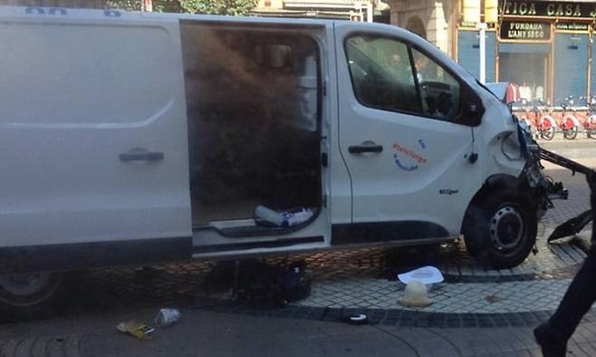 17일(현지시간) 스페인 바르셀로나 차량돌진 테러에 사용된 차량이라고 영국 가디언이 보도했다. (출처:트위터)