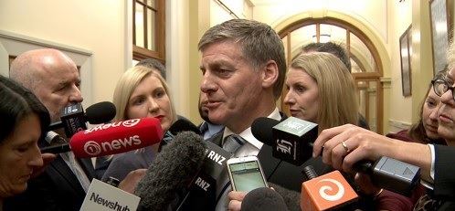 빌 잉글리시 뉴질랜드 총리가 지난 6월 국회의사당에 가는 길에 기자들의 질문을 받고 있다. 웰링턴=AP 연합뉴스