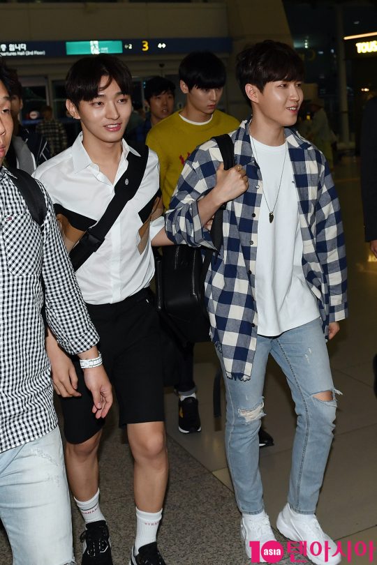 그룹 워너원 윤지성, 김재환이 19일 오후 LA 케이콘 참석차 인천국제공항을 통해 출국하고 있다.