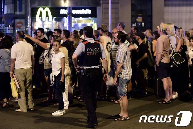 차량 테러가 발생한 스페인에서 관광객과 행인들이 큰 혼란을 겪었다.© AFP=뉴스1