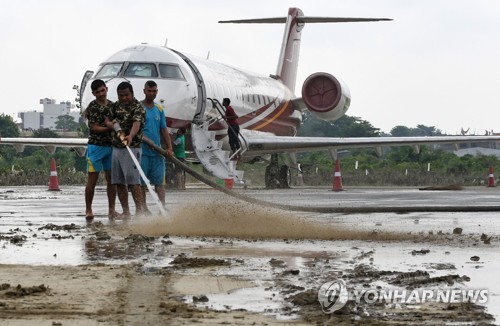 16일 에팔 비라트나가르 공항에서 네팔 군인들이 활주로의 진흙을 제거하고 있다.[AFP=연합뉴스 자료사진]