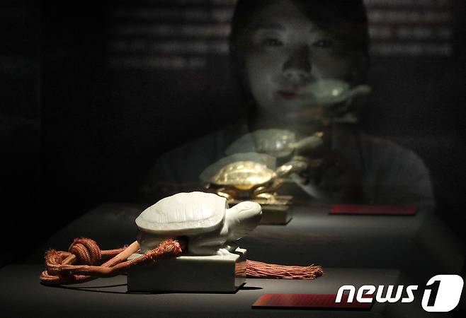 18일 오전 서울 종로구 국립고궁박물관에서 열린 '다시 찾은 조선 왕실의 어보' 특별전에서 문정왕후 어보와 현종 어보가 전시되어 있다. /뉴스1 © News1