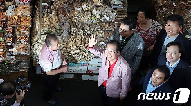 홍준표 자유한국당 대표가  지난 16일 오후 대구 중구 서문시장을 찾아 상인들에게 인사하고 있다. /뉴스1 © News1 이종현 기자