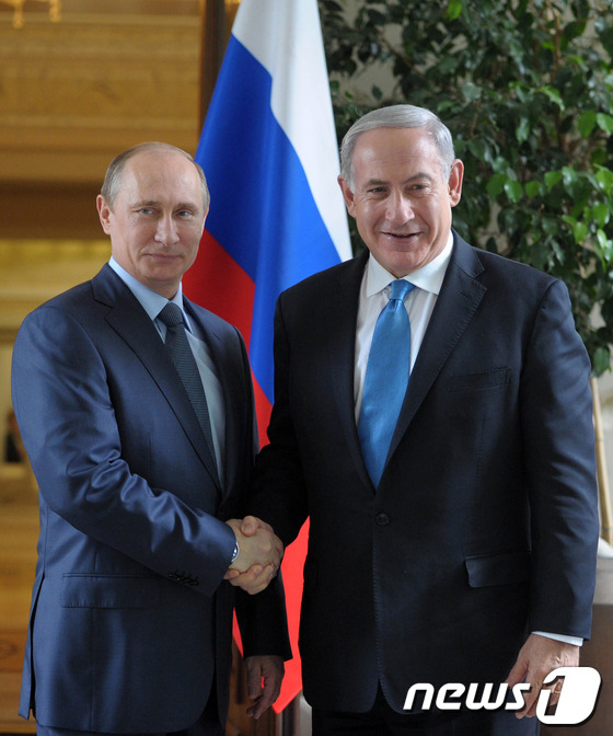 블라디미르 푸틴 러시아 대통령(좌)과 베냐민 네타냐후 이스라엘 총리가 2013년 5월  러시아 소치에서 정상회담했다. © AFP=News1