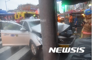 20일 오전 7시30분쯤 서울 동대문역 1번 출구 맞은 편에서 마주 오던 시내버스와 부딪힌 택시 앞부분이 부서져 있다. 사진=뉴시스