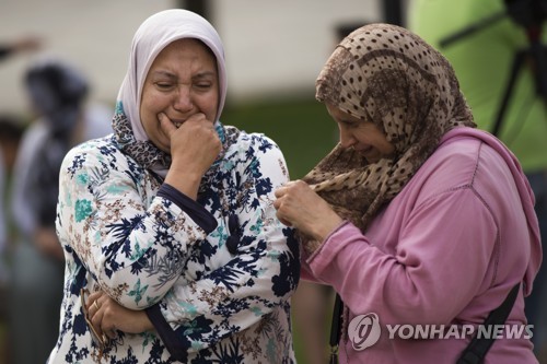 슬픔에 잠긴 스페인 리폴 지역 무슬림들 [AP=연합뉴스]