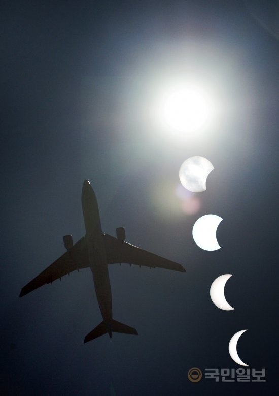 2009년 7월 22일 부분일식이 진행됐을 때 인천공항에서 촬영한 사진. 15분마다 촬영한 태양 사진을 레이어 합성으로 작업했다. 국민일보 DB