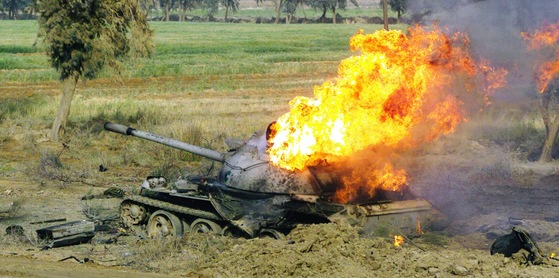 2003년 이라크 전쟁 당시 피격돼 불타고 있는 이라크군의 옛소련제 T-55 전차.