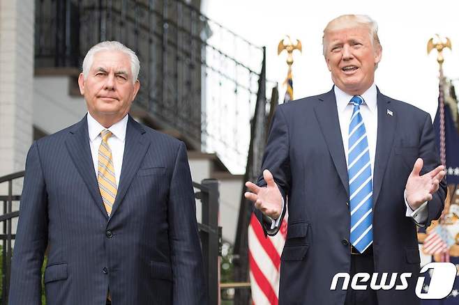 도널드 트럼프 미국 대통령과 렉스 틸러슨 국무장관. © AFP=뉴스1