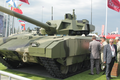 (모스크바=연합뉴스) 러시아 무기 전시회장에 선보인 최신형   탱크 '아르마타'.