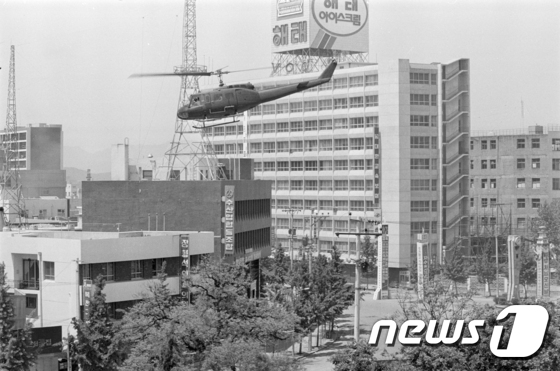 1980년 5·18 민주화운동 당시 광주 동구 전일빌딩 주변에 헬기가 떠 있는 모습.(5·18기념재단 제공)/뉴스1 © News1
