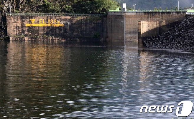 24일 강원 춘천시 소양강댐 수위가 오후 6시 기준 190.38m를 기록, 2011년 7월31일 이후 6년만에 190m 돌파하면서 홍수기 제한수위(190.3m)를 돌파했다. 소양강댐 관리단은 계획홍수위(노란선, 198m)에는 다소 여유가 있어 수문을 열 계획은 없다고 밝혔다.2017.8.24/뉴스1 © News1 홍성우 기자
