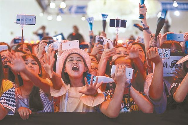 지난해 7월22일 중국 상하이에서 열린 한국 아이돌 그룹 위너 콘서트에서 중국 관객들이 휴대폰으로 공연 장면을 촬영하며 환호하고 있다. AP 연합뉴스