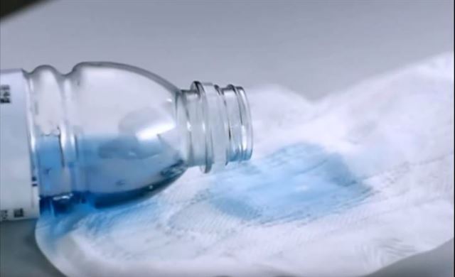 한 생리대 광고에서 생리대에 파란 액체를 부어 흡수력을 보여주고 있다. 유튜브 캡쳐