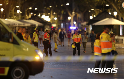 【바르셀로나(스페인)=AP/뉴시스】17일 테러가 발생한 스페인 바르셀로나의 라스 람블라스 구역에서 경찰과 구급대원들이 도로를 차단하고 있다. 2017.8.20