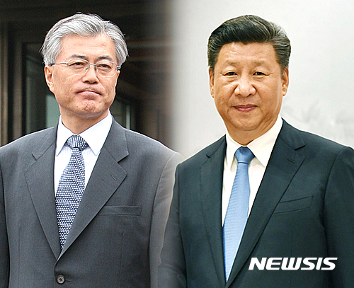 문재인 대통령과 시진핑 중국 국가주석은 24일 한중수교 25주년을 맞아 축하 메시지를 교환했다.