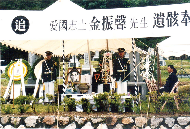 국립서울현충원 애국지사 묘역에서 가짜 김진성의 묘를 파묘하고 진짜 김진성 선생의 유해를 봉환하고 있다. © 사진=김세걸씨 제공