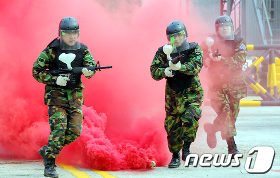 서바이벌건으로 무장한 예비군들이 시가지 전투를 펼치고 있다.  © 뉴스1