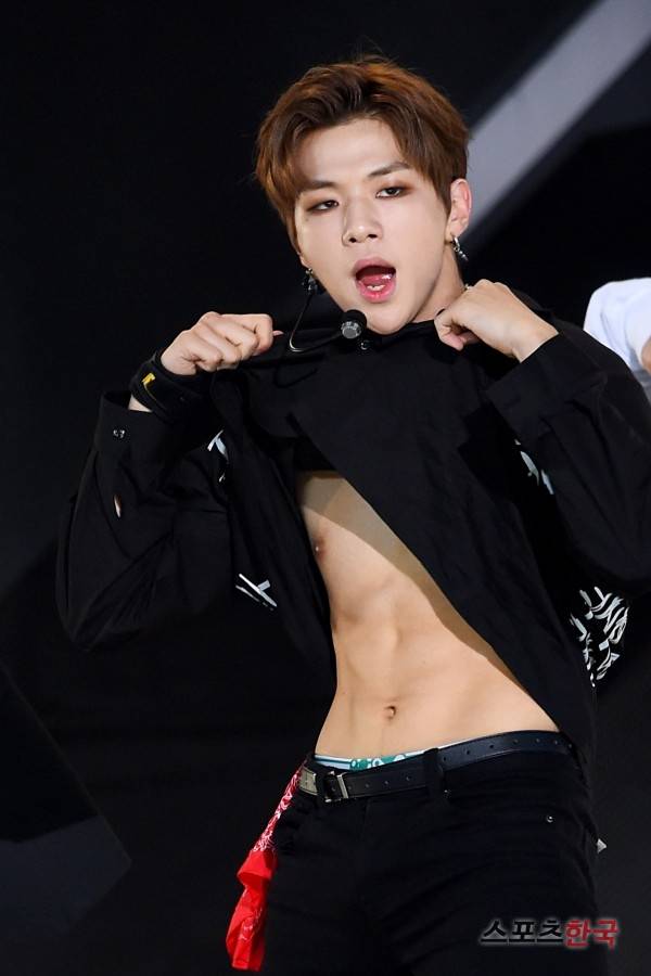 '더 쇼' 무대에 오르고 있는 워너원 강다니엘. 사진=이규연 기자 fit@hankooki.com