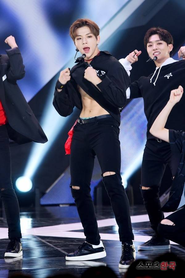 '더 쇼' 무대에 오르고 있는 워너원 강다니엘. 사진=이규연 기자 fit@hankooki.com