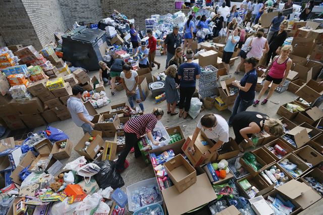 29일(현지시간) 미 텍사스주 댈러스에서 자원봉사자들이 기부품을 정리하고 있다. AP 연합뉴스