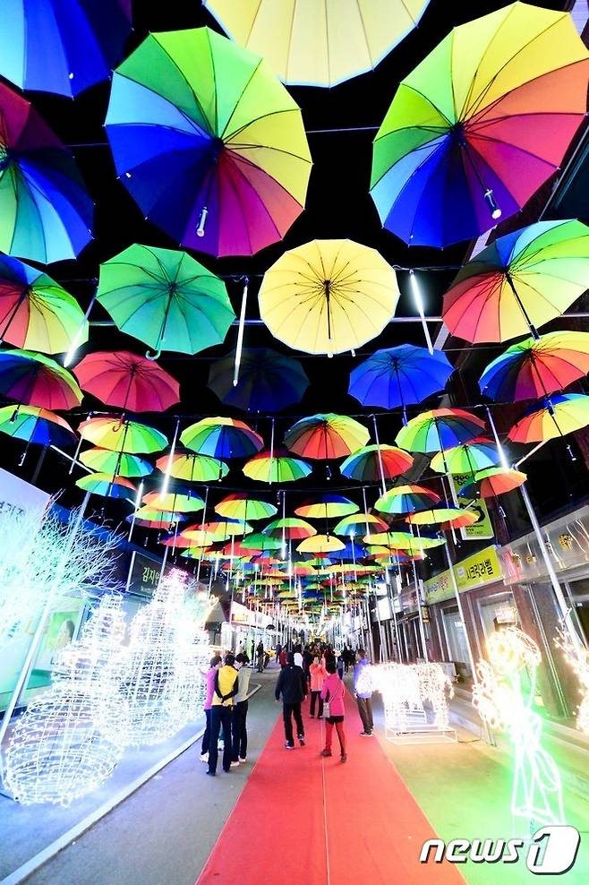 우산거리는 밤에 더 멋지게 변신한다_평창군청제공© News1