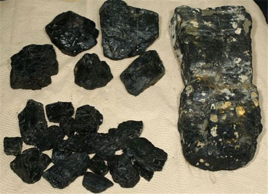 2009년 태안 앞바다에서 발굴된 마도 1호선에 실린 석탄 모습(사진=위키피디아)