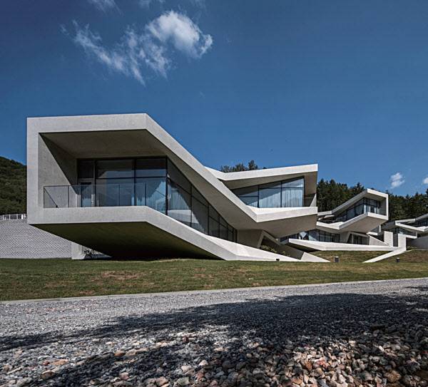 유 리트리트(2016)는 유리창과 콘크리트의 플랫폼을 통해 절벽의 다채로운 장면을 자연스럽게 받아들인다. /사진= 김재윤 작가